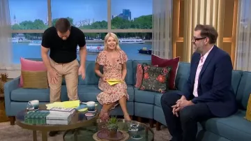 Vestido de té Midi de manga de Aleteo de diseño Asos usado por Holly Willoughby como se ve en This Morning el 11 de septiembre de 2023