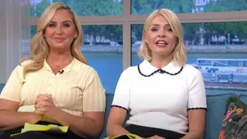 Blusa reservada con cuello Color usado por Holly Willoughby como se ve en This Morning el 14 de septiembre de 2023