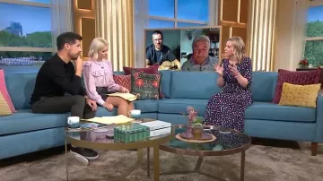 y otras historias Blusa con volantes en estampado rosa usada por Holly Willoughby como se ve en This Morning el 18 de septiembre de 2023