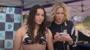 Roxy Hibiscus Wave Tiki Triangle Printed Bikini Top usado por Summer Torres (Sky Katz) como se ve en Surviving Summer (S02E03)