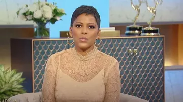 Dolce & Gabbana Logo Lace Col Roulé Top porté par Tamron Hall tel que vu au Tamron Hall Show le 18 septembre 2023