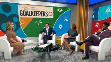 Scanlan Theodore Crêpe Tricotée Daisy Robe douce aux épices portée par Melinda French Gates comme vu dans CBS Mornings le 18 septembre 2023