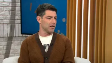 Todd Snyder Alpaga Cardigan en pacanes glacés porté par Max Greenfield comme vu dans CBS Mornings le 18 septembre 2023