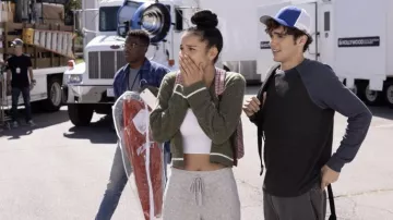 Cardigan en tricot porté par Gina (Sofia Wylie) dans High School Musical: The Musical: The Series (S04E03)