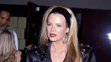 Boucles d’oreilles en argent portées par Kim Basinger aux MTV Video Music Awards 1990 à Los Angeles en Californie.