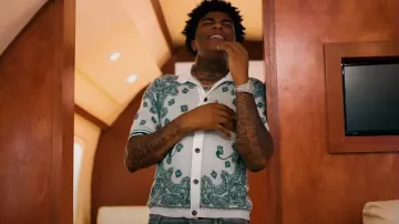 Amiri White & Blue Bandana Knit Polo usado por Yungeen Ace en Roadkill (Video musical oficial)