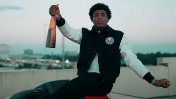 Ami Paris Black & White Heart Logo Varsity Jacket usada por Yungeen Ace en Roadkill (Video musical oficial)