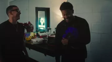 Kenzo Black & Blue Poppy Flower T-Sleeve T-Shirt porté par Myke Towers à Lo Logré (Video Oficial)