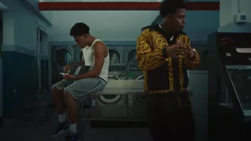 Pantalons de survêtement Fendi Black Treided Piped Trim portés par Myke Towers à Lo Logré (Video Oficial)