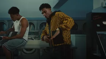 Fendi Black & Yellow FF Reversible Hooded Jacket porté par Myke Towers à Lo Logré (Video Oficial)