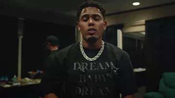 Dries Van Noten Slogan Imprimé T-Shirt à col rond porté par Myke Towers à Lo Logré (Video Oficial)