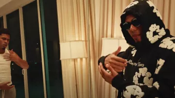 Denim Tears x Readymade Black Cotton Wreath Hoodie porté par Myke Towers à Lo Logré (Video Oficial)