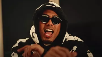 Chanel Black Round Chanel Paris Lunettes de soleil portées par Myke Towers à Lo Logré (Video Oficial)