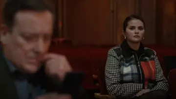 Veste à motif tartan Marine Serre portée par Mabel Mora (Selena Gomez) comme on le voit dans Only Murders in the Building (S03E08)