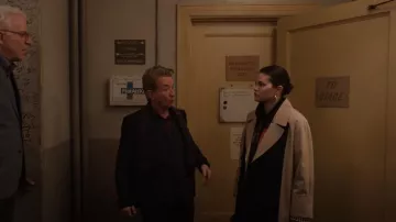 & Other Stories Relaxed Double-Breasted Trench Coat usado por Mabel Mora (Selena Gomez) como se ve en Only Murders in the Building (S03E08)