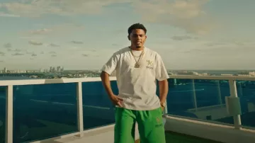 Kenzo White Rope K Logo T Shirt porté par Myke Towers à Lo Logré (Video Oficial)