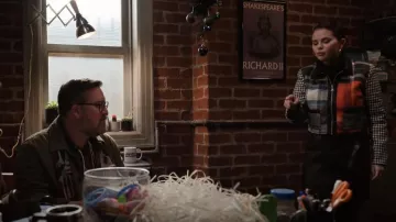 & Other Stories Wrap Leather Skirt usado por Mabel Mora (Selena Gomez) como se ve en Only Murders in the Building (S03E08)