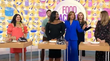 L'Agence Pilar Pantalones de pierna ancha en azul pop usados por Hoda Kotb como se ve en Today with Hoda & Jenna el 18 de septiembre de 2023