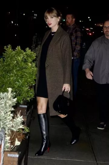 Versace Greca Goddess Medium Leather Top Handle Bag worn by Taylor Swift in New York City on September 18, 2023