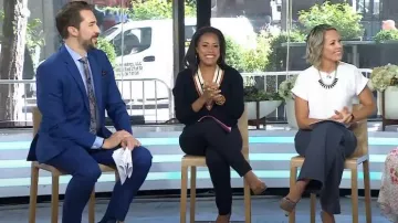 Sandro Pull avec décolleté rayé porté par Sheinelle Jones comme vu dans Aujourd’hui le 19 septembre 2023