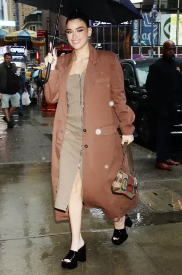 Bolso de hombro mediano Gucci Horsebit Chain usado por Dixie D'Amelio en Good Morning America el 18 de septiembre de 2023
