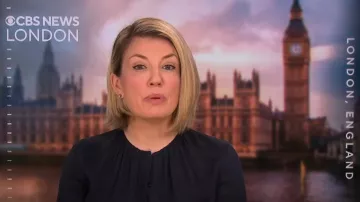 Chemisier Boss à col froncé en crêpe de Chine en soie extensible porté par Holly Williams comme vu dans CBS Mornings le 19 septembre 2023