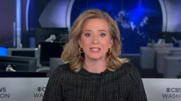 Saint + Sofia Glen Crew Neck Tee In Green Pixel porté par Christina Ruffini comme vu dans CBS Mornings le 19 septembre 2023