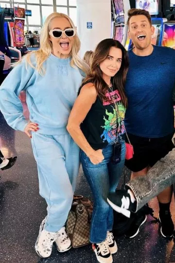 Detalle del logotipo de la Fundación Alexanderwang.T Sudadera usada por Erika Jayne en su publicación de Instagram el 31 de agosto de 2023