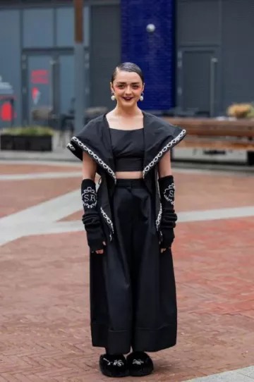 Simone Rocha Embellished Cotton Blend Fingerless Gloves worn by Maisie Williams at Simone Rocha Show on September 17, 2023