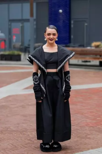 Simone Rocha Faux Pearl Hoop Earrings porté par Maisie Williams au Simone Rocha Show le 17 septembre 2023