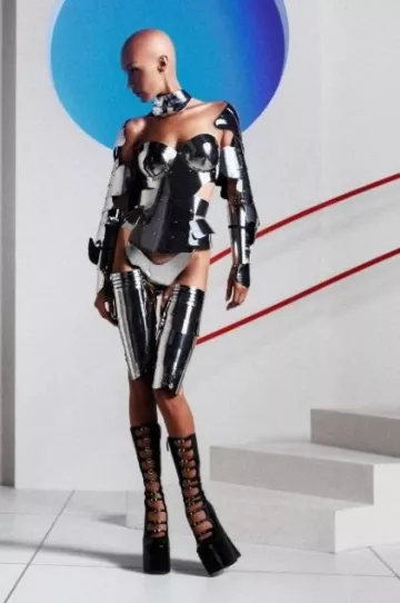 Marc Jacobs Multi Buckle Kiki Boots porté par Bella Hadid at Heaven by Marc Jacobs Campagne le 9 septembre 2023