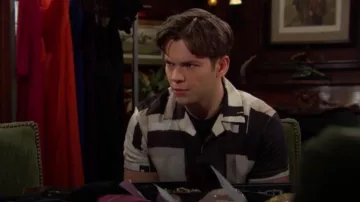 Reiss Deekay Abstract Print Camisa de manga corta usada por R.J. Forrester (Joshua Hoffman) como se ve en The Bold and the Beautiful el 11 de septiembre de 2023