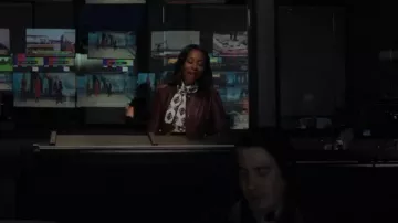 Blusa de lazo estampada Tory Burch usada por Mia Jordan (Karen Pittman) como se ve en The Morning Show (S03E03)