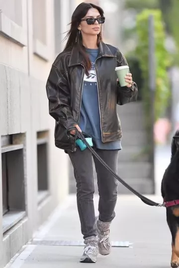 Baskets New Balance 574 portées par Emily Ratajkowski à New York le 20 septembre 2023