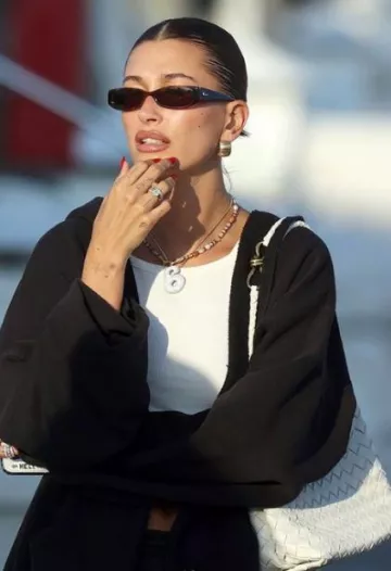 Missoma x Harris Reed In Good Hands Chunky Beaded Gemstone Necklace porté par Hailey Bieber à New York le 30 août 2023