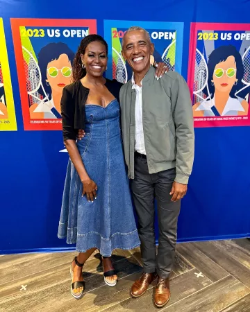 Oscar De La Renta Sweetheart Denim Midi Vestido usado por Michelle Obama en el Us Open el 29 de agosto de 2023