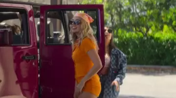 Neon Hart Tiana Ajusté Texture Romper Flame Orange porté par Wren (Annabel Wolfe) comme on le voit dans Surviving Summer (S02E04)