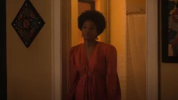 Simkhai Jaelyyn plissÃ© couverture de plage portée par Nella Rogers (Sinclair Daniel) comme on le voit dans The Other Black Girl (S01E08)