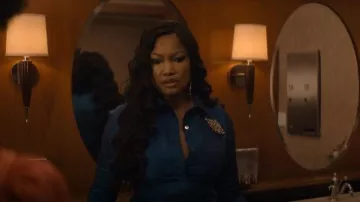 Teri Jon Robe chemise avec jupe découpée au laser portée par Diana Gordon (Garcelle Beauvais) vue dans The Other Black Girl (S01E08)