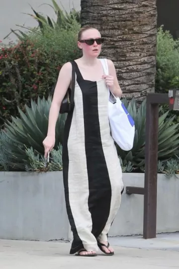 La chancla Row Beach en goma usada por Dakota Fanning en West Hollywood el 18 de septiembre de 2023