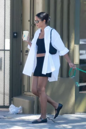 The Row Ava Leather Ballet Flats usado por Laura Harrier en Los Feliz el 26 de agosto de 2023
