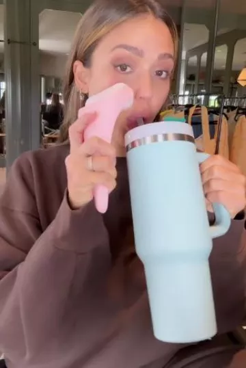 Stanley Adventure Quencher Travel Tumbler 40Oz Stainless Steel Insulated Beer Cup utilizado por Jessica Alba en su publicación de Tiktok el 7 de septiembre de 2023