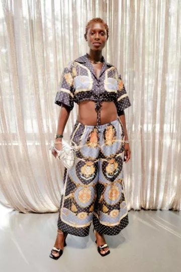 Gucci Polka Dot Chain and Crest Print Silk Shirt usada por Jodie Turner-Smith en Genesis House X Cfda Aapi Design + Innovation Grant Event el 6 de septiembre de 2023