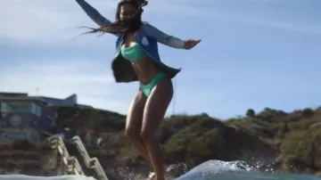 Bikini Billabong In The Loop porté par Poppy Tetanui (Lilliana Bowrey) vu dans Survivre à l’été (S02E05)