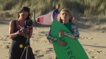 Combinaison Roxy Surf Chest Zip portée par Wren (Annabel Wolfe) vue dans Surviving Summer (S02E05)