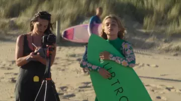 Combinaison Roxy Surf Chest Zip portée par Wren (Annabel Wolfe) vue dans Surviving Summer (S02E05)