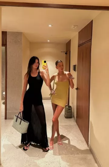 Femme Sicilienne Pantoufle en crème portée par Hailey Bieber sur son post Instagram le 25 août 2023