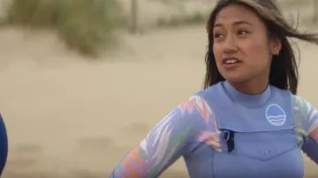 Billabong Chest Zip Wetsuit pour femme porté par Poppy Tetanui (Lilliana Bowrey) comme on le voit dans Survivre à l’été (S02E05)