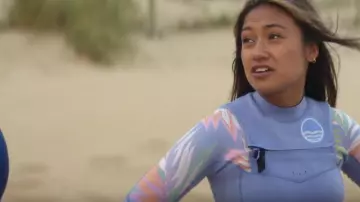 Billabong Chest Zip Wet­suit for Women worn by Poppy Tetanui (Lilliana Bowrey) as seen in Surviving Summer (S02E05)