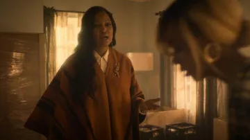 Banana Republic Emme Poncho porté par Diana Gordon (Garcelle Beauvais) vu dans The Other Black Girl (S01E09)